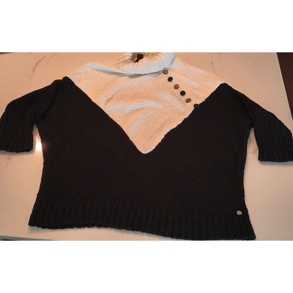 Pure Handknit handcrafted knitwear Color block sweater pullover  Black and cream